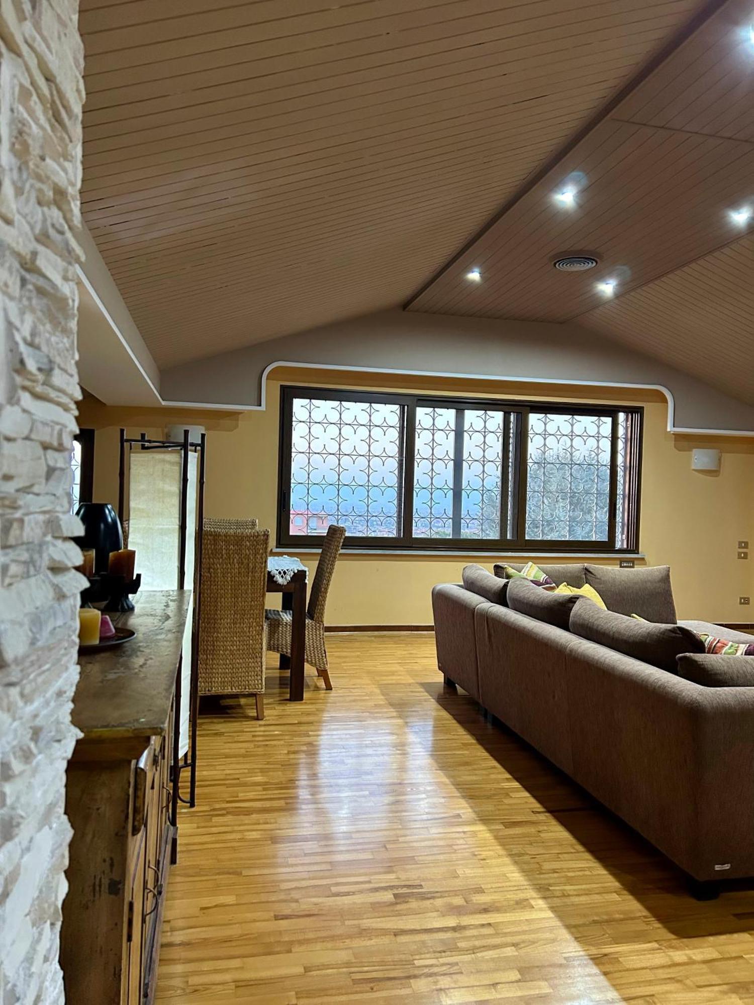 Ferienwohnung "The Attic" - Terrazza Con Vista & Parcheggio Gratuito Marano di Napoli Exterior foto