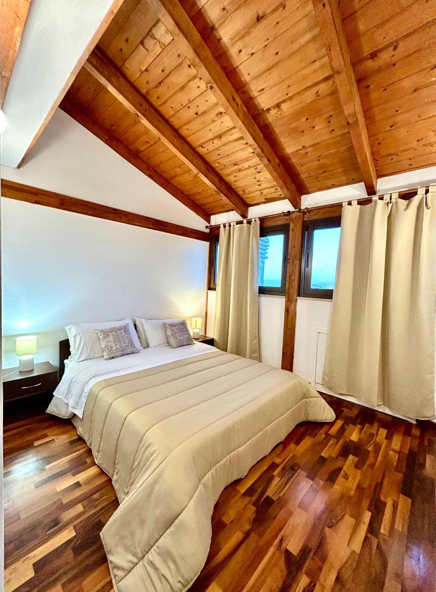 Ferienwohnung "The Attic" - Terrazza Con Vista & Parcheggio Gratuito Marano di Napoli Exterior foto